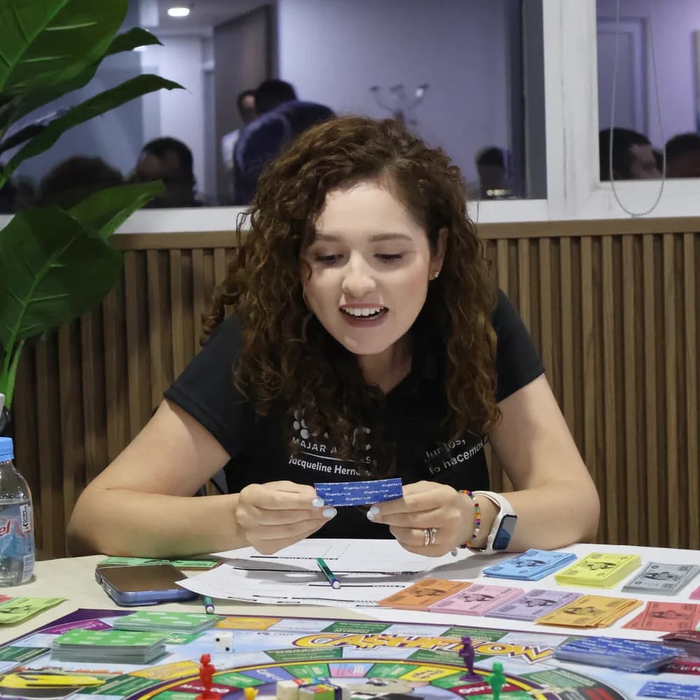 Facilitadora leyendo una carta de Caprichos durante la partida